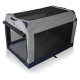 Tragbare Haustierbox aus grauem Stoff mit Netzpaneelen zur Belüftung, mit einem Reißverschluss oben und einer abnehmbaren Bodenmatte.