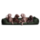 Ein elegantes, dunkelgrünes Hundebett mit einem Hund, der darauf entspannt, begleitet von dem Text "INKLUSIVE" und "MATRATZENSCHONER GIBT'S OBENDRAUF."