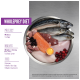 Eine Metallschüssel mit rohem Fleisch: Lachs, Hering, Makrele, Hühnerinnereien, Putenleber und Beeren, gekennzeichnet als "Wholeprey Diet."