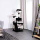 Ein schwarz-weißer Katzenbaum mit drei Katzen, die auf verschiedenen Ebenen entspannen, in einem modernen Wohnzimmer mit einem grauen Sofa und einer Pflanze.