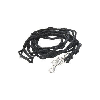 Schwarze geflochtene Hundeleine mit silbernen Metallclips, auf einem weißen Hintergrund aufgewickelt.