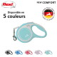 Laisse rétractable Flexi pour chien en bleu clair, étiquetée "NOUVEAU CONFORT", disponible en 5 couleurs. Comprend un clip et un logo en argent.