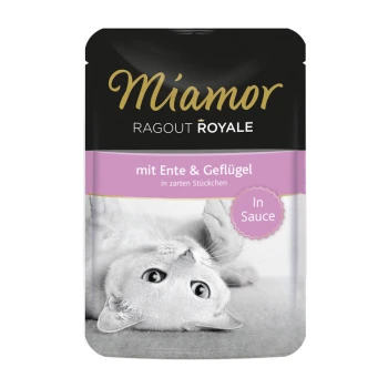 Miamor Ragout Royale Katzenfutterbeutel mit einer verspielten Katze auf der Vorderseite, beschriftet mit "mit Ente & Geflügel in zarten Stückchen" und "In Sauce."