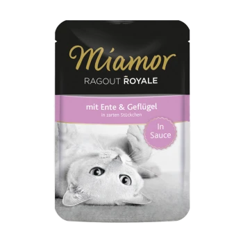 Miamor Ragout Royale Katzenfutterbeutel mit einer verspielten Katze auf der Vorderseite, beschriftet mit "mit Ente & Geflügel in zarten Stückchen" und "In Sauce."