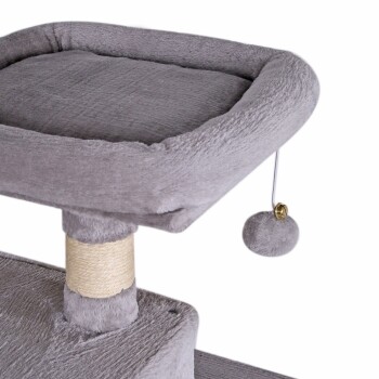 Grauer plüschiger Katzenbaum mit einer weichen, gepolsterten Plattform und einem hängenden Pompon-Spielzeug, das mit einer Schnur befestigt ist.