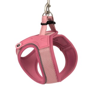 Pinkes Netz-Hundegeschirr, das an einem Metallclip hängt, mit schwarzer Schnalle und Pfotenabdruck-Logo an der Seite.