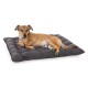 Ein entspannter brauner Hund liegt auf einem plüschigen, dunkelgrauen Hundebett mit gepolstertem Design, vor einem weißen Hintergrund.