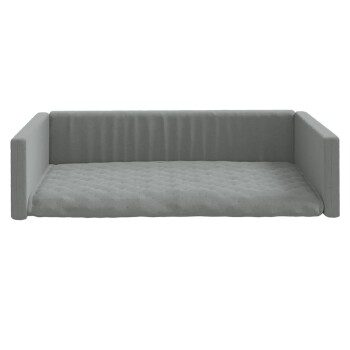Graues Haustiersofa mit einem gesteppten Kissen und niedrigen, gepolsterten Armen, entworfen für Komfort und Stil.