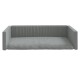 Graues Haustiersofa mit einem gesteppten Kissen und niedrigen, gepolsterten Armen, entworfen für Komfort und Stil.