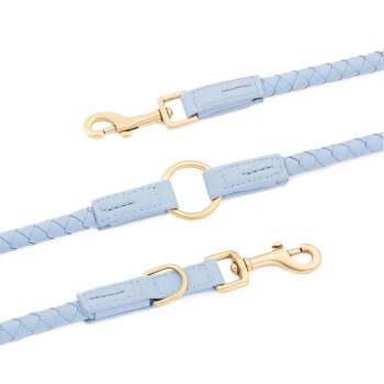 Hellblau geflochtene Haustierleine mit goldenen Metallclips und einem zentralen Ring zur Befestigung.