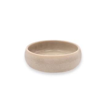 Eine einfache, runde Futterschüssel für Haustiere in einem sanften Beigeton mit glatter Oberfläche, auf einem transparenten Hintergrund platziert.