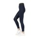 Ein Modell trägt marineblaue Leggings mit einem Netzpaneeldesign am Unterschenkel, kombiniert mit weißen Turnschuhen.