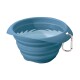 Zusammenklappbare blaue Haustier-Wasser-Schüssel mit einem Karabinerclip, entworfen für einfachen Transport und Lagerung.
