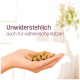 Hand hält braune Katzenfutter-Pellets; deutscher Text "Unwiderstehlich auch für wählerische Katzen".