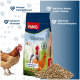 Tüte PANTO MilbenRein Geflügelfutter mit Hühnern und Pellets, beschriftet mit "Made in Hamburg" und Vorteilen auf Deutsch.