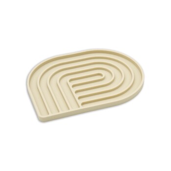 Eine beige Futtermatte für Haustiere mit einem labyrinthartigen Design, mit gebogenen und geraden Rillen, um Haustiere während der Fütterung zu verlangsamen.