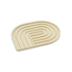 Eine beige Futtermatte für Haustiere mit einem labyrinthartigen Design, mit gebogenen und geraden Rillen, um Haustiere während der Fütterung zu verlangsamen.
