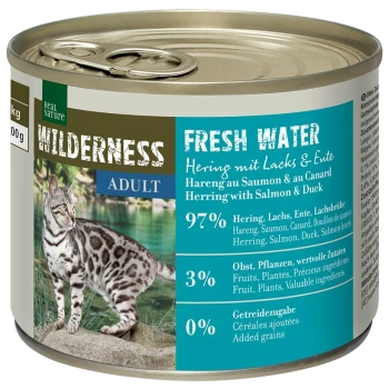 Eine Dose Real Nature Wilderness Katzenfutter mit einem Tabby-Katzenetikett, das 97% Fisch und 3% Früchte hervorhebt, ohne zugesetzte Körner.