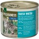 Eine Dose Real Nature Wilderness Katzenfutter mit einem Tabby-Katzenetikett, das 97% Fisch und 3% Früchte hervorhebt, ohne zugesetzte Körner.