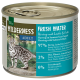 Eine Dose Real Nature Wilderness Katzenfutter mit einem Tabby-Katzenetikett, das 97% Fisch und 3% Früchte hervorhebt, ohne zugesetzte Körner.