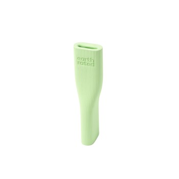 Jouet pour chien en caoutchouc vert avec une texture nervurée, portant le texte "earth rated" en relief sur le côté.