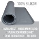 Gerollte graue Silikon-Tiermatte mit "100% SILIKON" und Eigenschaften: "Rutschfest, wasserabweisend, spülmaschinenfest, geruchlos, flexibel."