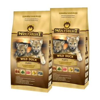 Zwei Beutel Wolfsblut Premium-Hundefutter mit der Aufschrift "Wild Duck Puppy", mit Bildern von zwei Wolfshündchen und aufgelisteten Nährstoffen.