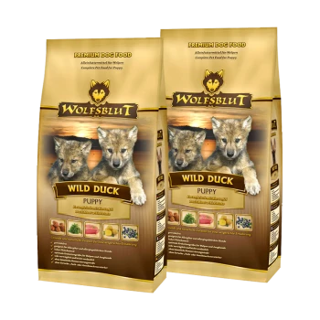 Deux sacs de nourriture pour chiens premium Wolfsblut étiquetés "Wild Duck Puppy", avec des images de deux chiots loups, et des ingrédients nutritionnels listés.