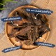 Getrocknete Hundeleckerlis auf einem Holztablett, beschriftet mit den Texten: 'naturbelassen', 'frei von Zusatzstoffen', 'zahnpflegend' und 'proteinreich'.