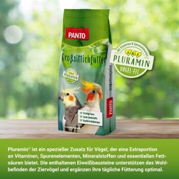 PANTO Vogelfutterbeutel mit einem Ara und einem Nymphensittich, beschriftet mit "Großsittich- und Papageienfutter" und dem Logo "Pluramin Vogel-Fit".