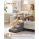 Kleiner hellbrauner Hund klettert graue Haustiertreppe neben einer Frau, die auf einem weißen Sofa in einem gemütlichen Wohnzimmer sitzt.