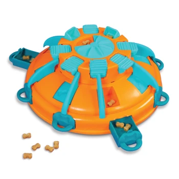 Interaktives Haustier-Puzzle-Futterspender in Orange und Blau, mit mehreren Fächern für Leckerlis und kleine, hundeknochenförmige Snacks.