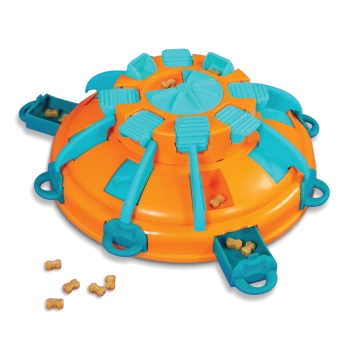 Interaktives Haustier-Puzzle-Futterspender in Orange und Blau, mit mehreren Fächern für Leckerlis und kleine, hundeknochenförmige Snacks.
