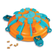 Interaktives Haustier-Puzzle-Futterspender in Orange und Blau, mit mehreren Fächern für Leckerlis und kleine, hundeknochenförmige Snacks.