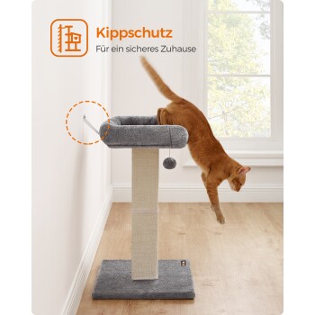 Eine verspielte orange Katze springt von einem grauen Kratzbaum mit einer weichen Liegefläche und einem baumelnden Pompon, mit einer Sicherheitsfunktion, die als 'Kippschutz' gekennzeichnet ist, für sicheren Gebrauch.