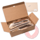 Offener brauner Karton mit Geweih-Kausnacks auf Papierstreu; im Hintergrund eine geschlossene Kiste mit der Aufschrift 'FOURLEGS'.