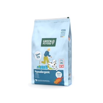 Tüte Green Petfood hypoallergenes Hundefutter für erwachsene Hunde mit Insektenprotein, getreidefreie Formel und Illustration einer Person mit Dalmatiner.