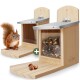 Holz-Eichhörnchen-Futterhaus mit Metalldach, gefüllt mit Nüssen und Samen, und einem roten Eichhörnchen, das auf der Plattform steht.