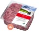Rohe Fleischstücke, darunter Huhn und Rind, auf einem weißen Hintergrund präsentiert, geeignet für Haustierfutter.