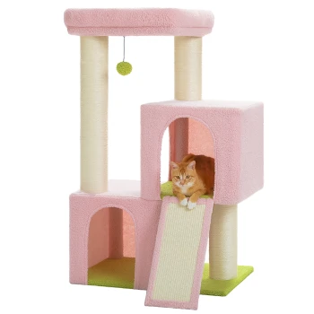 Ein rosa Katzenbaum mit mehreren Ebenen, ausgestattet mit einem grünen Ballspielzeug, Kratzpfosten und einer sich ausruhenden orangefarbenen Katze auf einer Rampe.