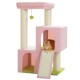 Ein rosa Katzenbaum mit mehreren Ebenen, ausgestattet mit einem grünen Ballspielzeug, Kratzpfosten und einer sich ausruhenden orangefarbenen Katze auf einer Rampe.