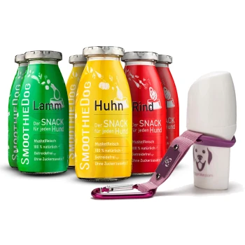 Vier bunte Smoothie-Flaschen mit den Aufschriften "Lamm", "Huhn" und "Rind", mit dem Text "Der SNACK für jeden Hund" und einem weißen Leckerli-Spender.