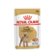 Torebka z jedzeniem dla psów Royal Canin Adult Poodle, 85g, z ilustracją pudla i tekstem podkreślającym korzyści dla zdrowia sierści.