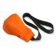 Oranger Stoff-Hundetrainingsdummy mit schwarzem Nylon-Griffriemen vor weißem Hintergrund.