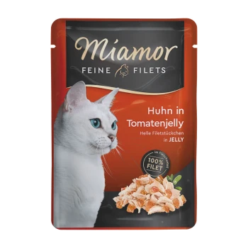 Torebka z karmą dla kotów z profilem białego kota, oznaczona "Miamor Feine Filets Huhn in Tomatenjelly", z napisem "100% FILET" i kawałkami kurczaka w galaretce.