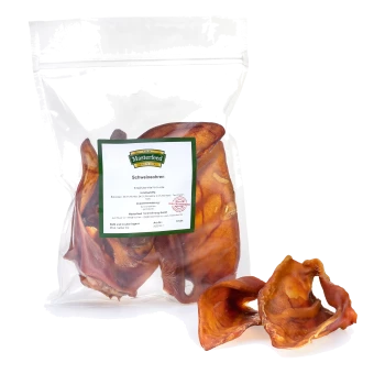 Eine durchsichtige Plastiktüte mit mehreren Schweineohren für Hunde, beschriftet mit "Masterfeed Schweineohren" mit sichtbaren Nährwertangaben und Zutaten.