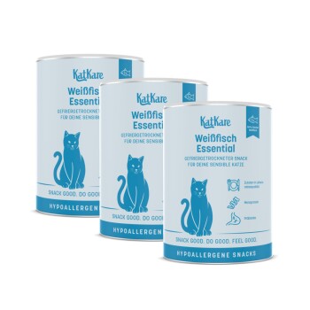 Drei hellblaue KatKare-Dosen „Weißfisch Essential“ mit blauem Katzenmotiv und sichtbarem Text „Snack gut. Tu Gutes. Fühl dich gut.“ sowie Hinweis „Hypoallergene Snacks“