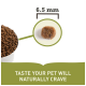 Eine Schüssel mit Haustierfutterpellets, mit einer Nahaufnahme eines einzelnen Pellets von 6,5 mm, begleitet von dem Text "TASTE YOUR PET WILL NATURALLY CRAVE."