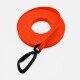 Helle orangefarbene Hundeleine, aufgerollt mit einem schwarzen Karabinerclip, auf einem weißen Hintergrund präsentiert.