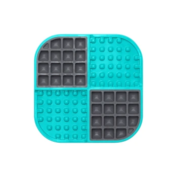 Eine türkis- und graue Futtermatte für Haustiere, die in vier Abschnitte unterteilt ist, mit strukturierten Oberflächen, um die Haustiere während der Fütterung zu beschäftigen.